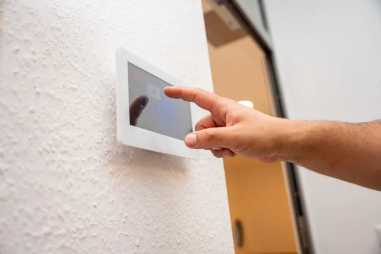 Bedienung eines modernen Smart-Home-Touchpanels zur Gebäudeautomation – Elektrotechnik -Level Up