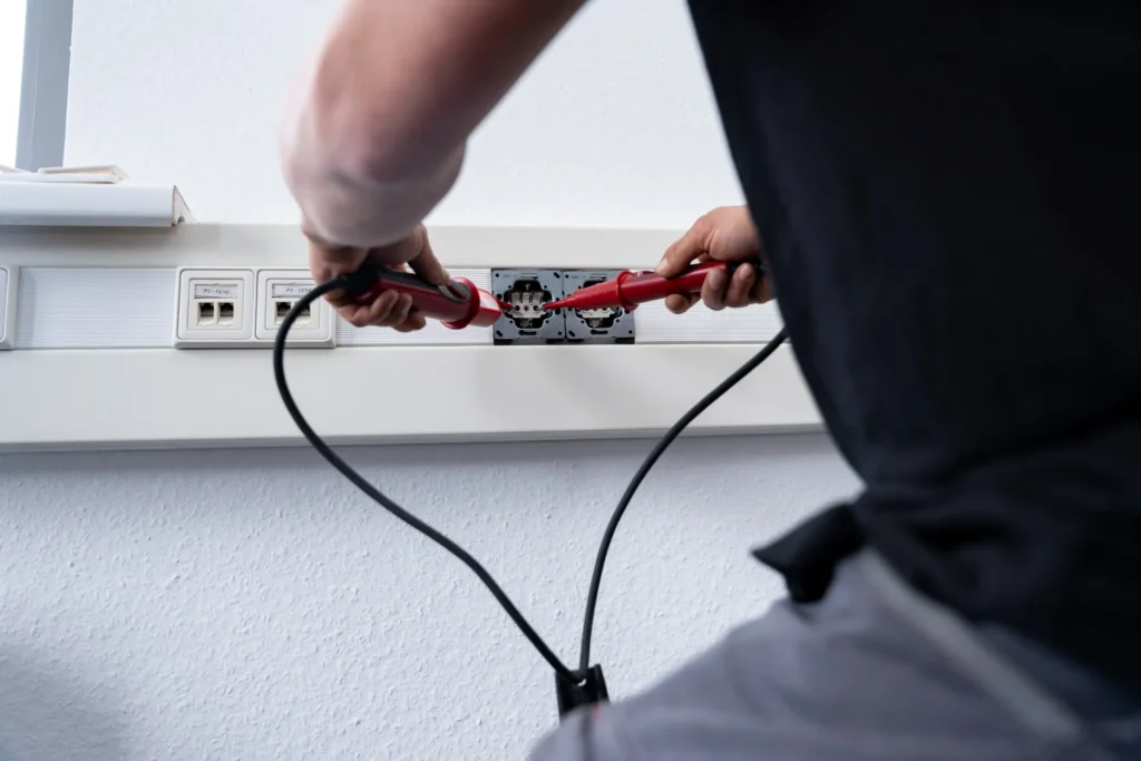 Verdrahtung und Anschluss elektrischer Leitungen im Rahmen einer Büroinstallation – Elektrotechnik -Level Up