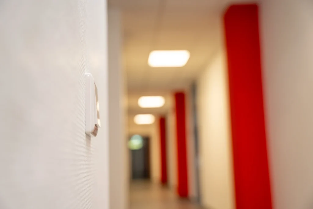 Moderner Lichtschalter in einem Büro- oder Gewerbeflur – Elektrotechnik -Level Up