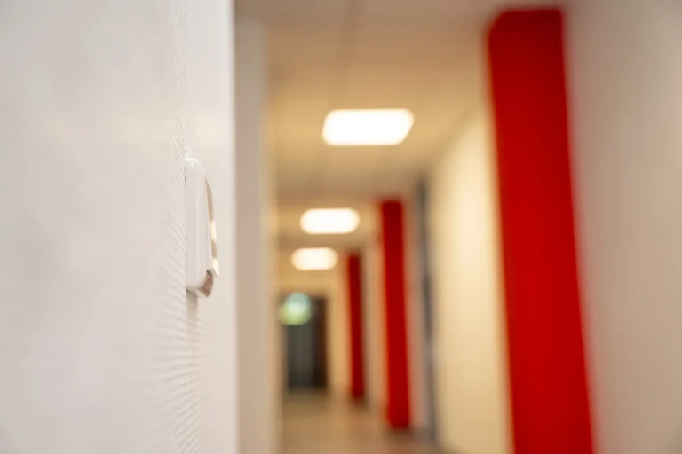 Moderner Lichtschalter in einem Büro- oder Gewerbeflur – Elektrotechnik -Level Up