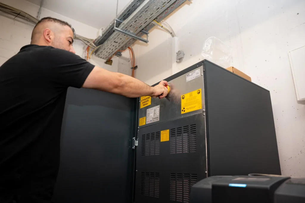Unterbrechungsfreie Stromversorgung (USV) für die elektrische Infrastruktur eines Bürogebäudes – Elektrotechnik -Level Up