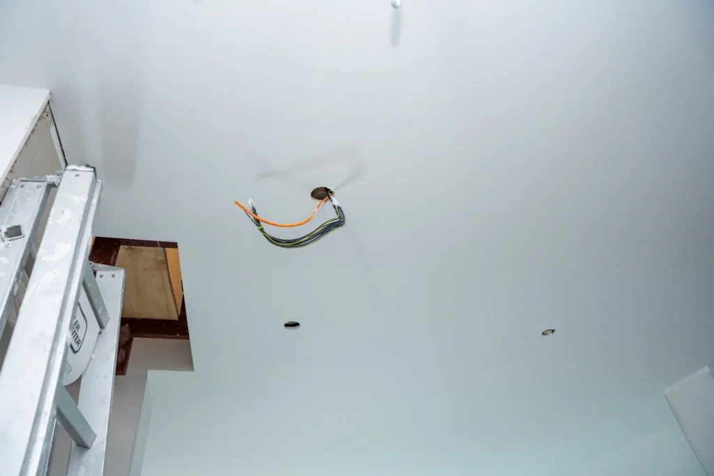 Vorbereitete Elektroinstallation mit aus der Wand geführten Anschlussleitungen im Rohbau – Elektrotechnik -Level Up