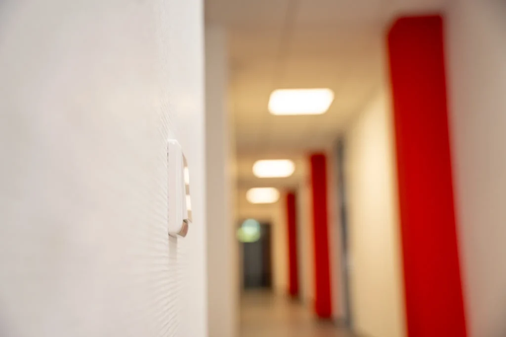 Moderner Lichtschalter in einem Flur eines Gewerbegebäudes – Elektrotechnik -Level Up