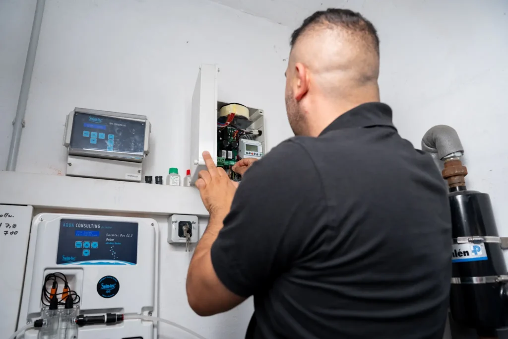 Elektrotechniker bei der Inbetriebnahme und Prüfung eines Elektroverteilers – Elektrotechnik -Level Up