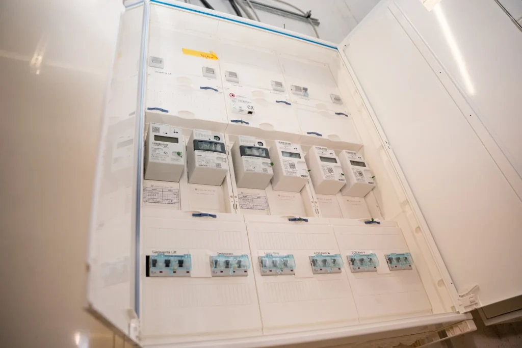 Geöffneter Elektroverteiler mit Stromzählern und Unterverteilung – Elektrotechnik -Level Up