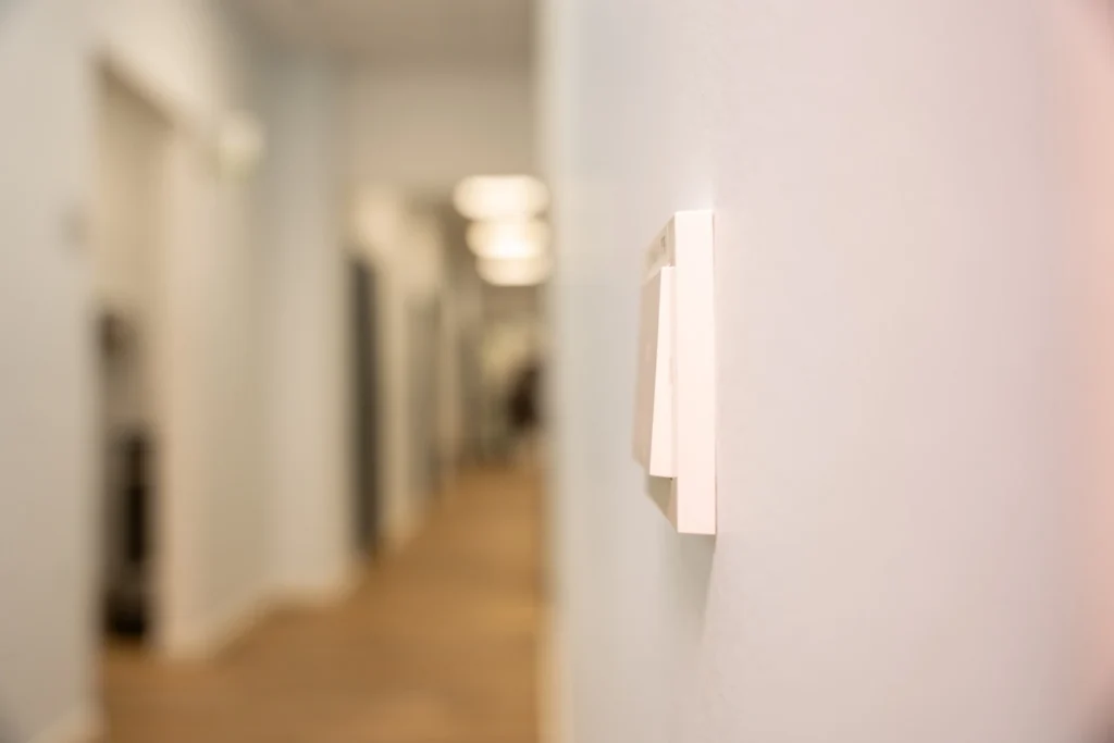 Moderner Lichtschalter in einem Flur eines Büro- oder Gewerbegebäudes – Elektrotechnik -Level Up