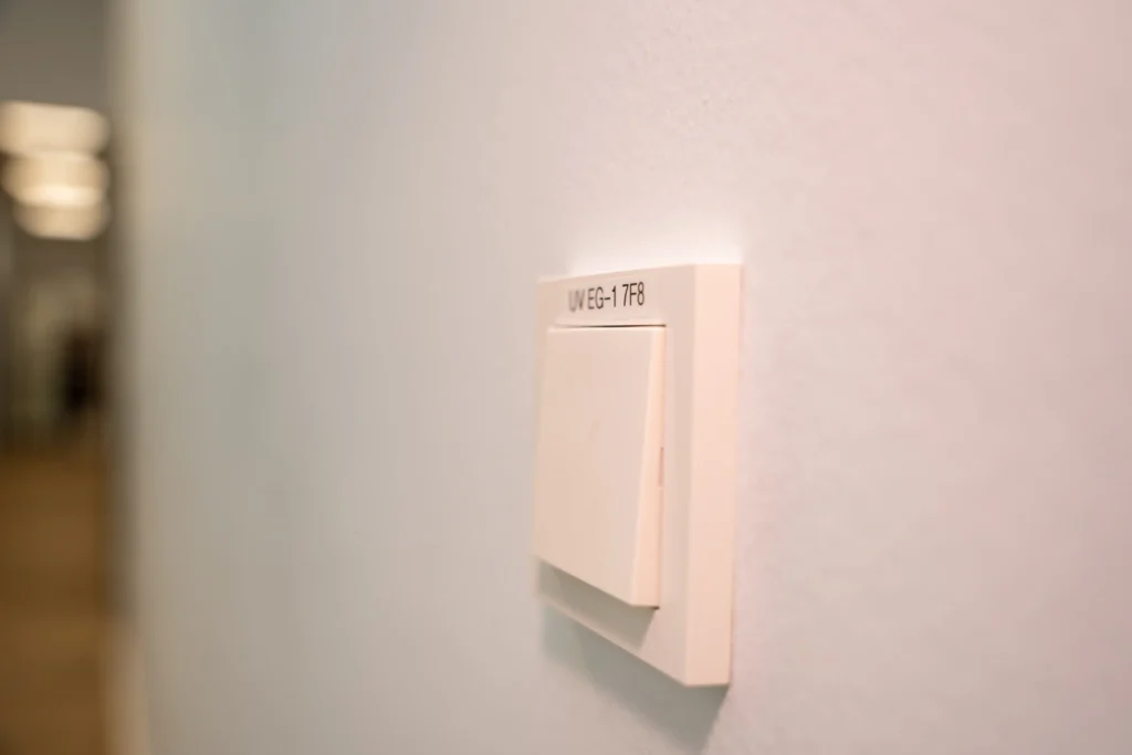 Wandtaster oder Schalter im Rahmen der Elektroplanung und Gebäudeinstallation – Elektrotechnik -Level Up