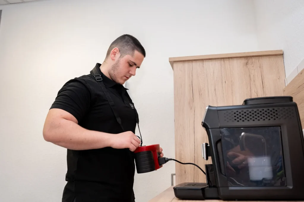 Elektrotechniker bei der Durchführung von Prüf- und Abnahmearbeiten – Elektrotechnik -Level Up