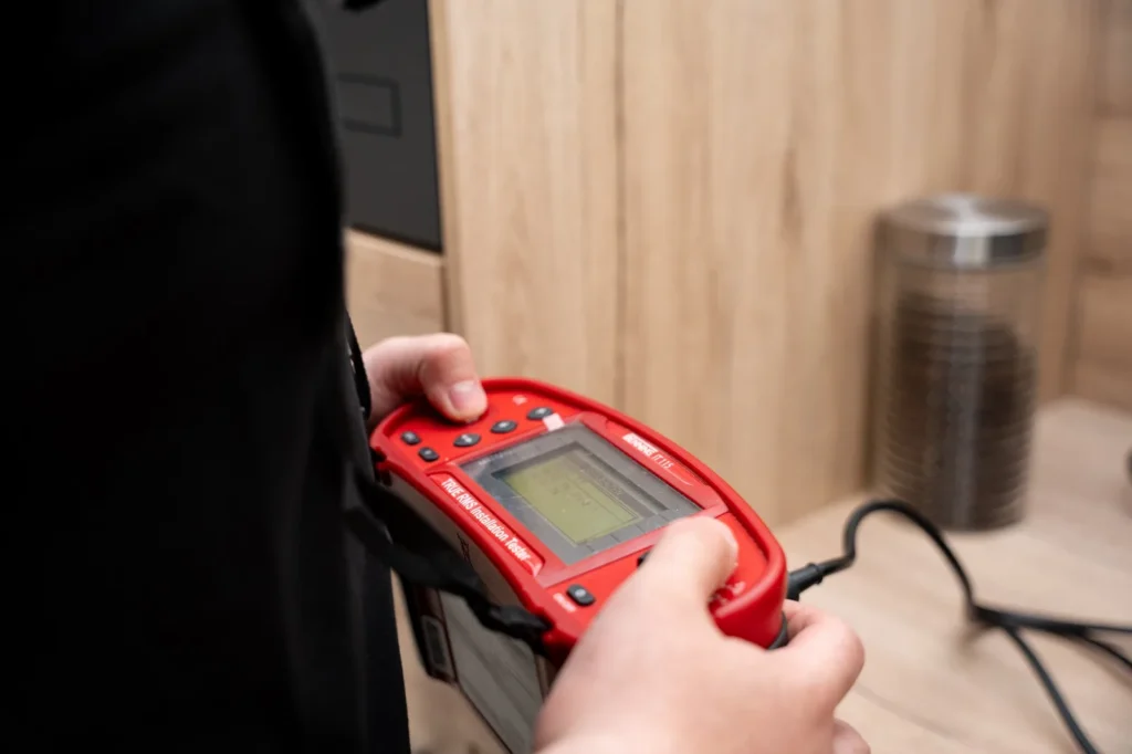Digitales Messgerät zur Durchführung elektrischer Prüfungen in Nahaufnahme – Elektrotechnik -Level Up