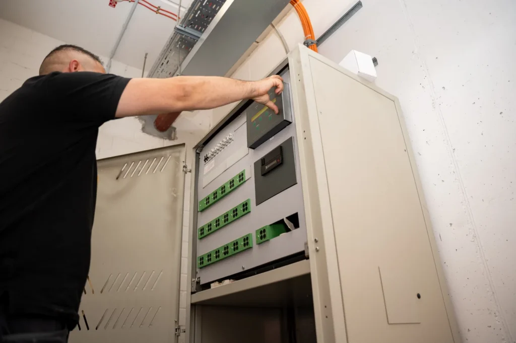 Prüfung eines Elektroverteilers im Rahmen der elektrischen Sicherheitsprüfung – Elektrotechnik -Level Up