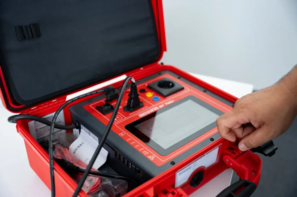 Detailaufnahme eines Installationsmessgeräts mit angeschlossenen Prüfleitungen – Elektrotechnik -Level Up