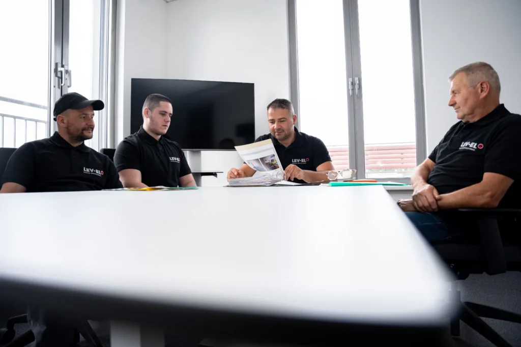 Elektrotechniker bei der Abstimmung von Installations- und Projektplänen – Elektrotechnik -Level Up