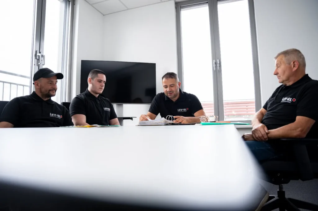 Planungsmeeting zur Koordination eines Elektrotechnik-Projekts – Elektrotechnik -Level Up