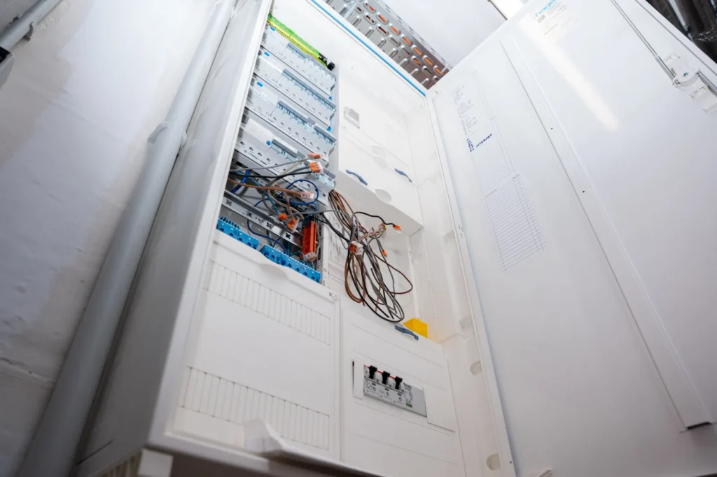 Offener Elektroverteiler während der Installation in einem Neubau – Elektrotechnik -Level Up